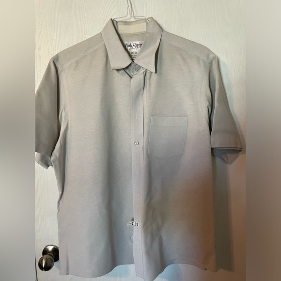 Mens short sleeve shirts. Uniform shirts. Button down shirts. 4 mens shirts - Picture 2 of 10